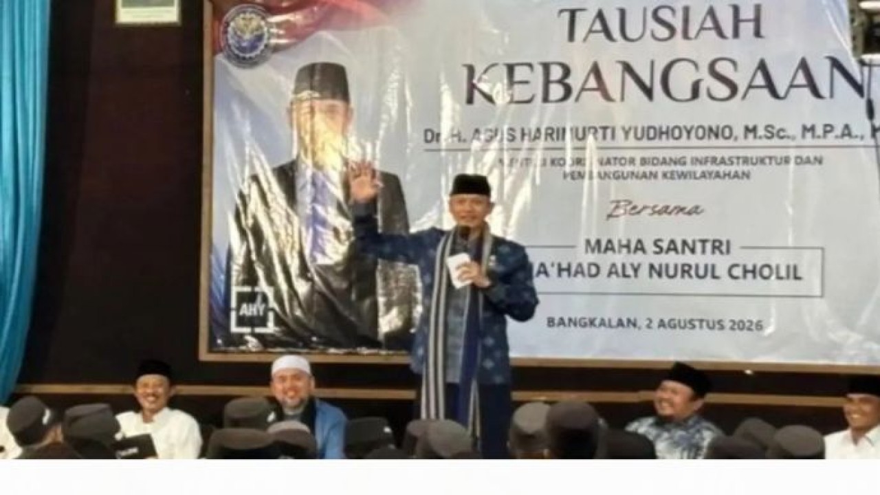 Menteri Koordinator Bidang Infrastruktur dan Pembangunan Kewilayahan Agus Harimurti Yudhoyono (AHY) saat menyampaikan tausiyah kebangsaan di Pondok Pesantren Nurul Cholil Bangkalan, Jawa Timur, Minggu (2/8/2026). Dalam kesempatan itu AHY menyampaikan pentingnya menyelaraskan pembangunan fisik dengan karakter dan moral bangsa (Antara)