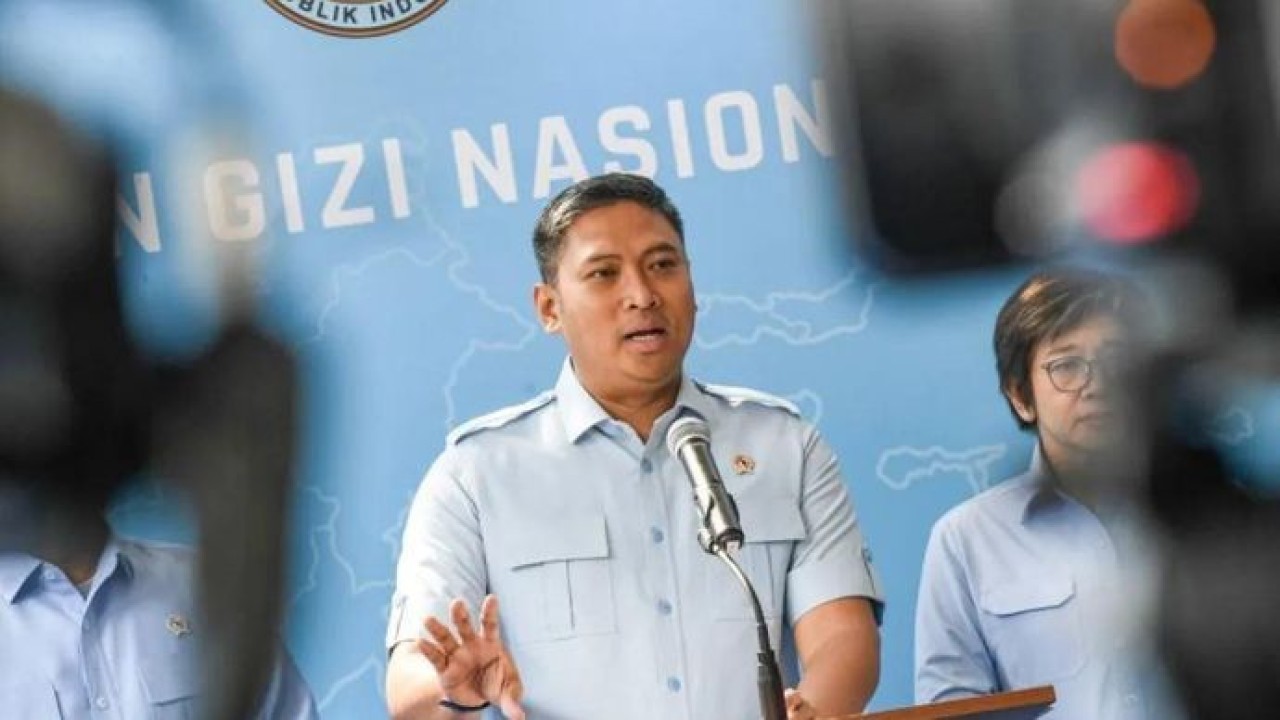 Kepala BGN Sudaryono (tengah) memberikan keterangan pers saat meresmikan Pusat Pelayanan Terpadu Badan Gizi Nasional (BGN) dan Media Center di kantor BGN Jakarta, Rabu, 29 Juli 2026. Fasilitas baru tersebut dibangun bertujuan untuk meningkatkan trans (Antara)