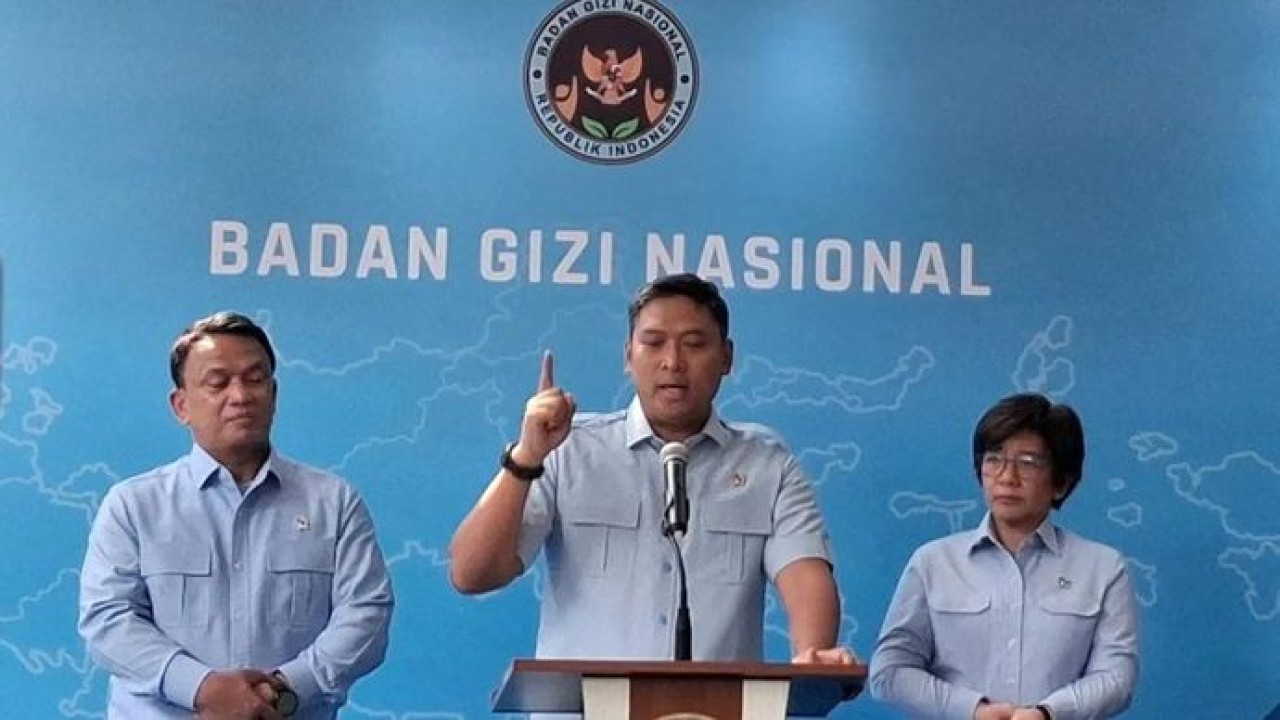 Kepala BGN Sudaryono (tengah) bersama kedua wakilnya dalam konferensi pers peresmian media center di Kantor BGN, Jakarta Pusat, Rabu, 29 Juli 2026 (Antara)