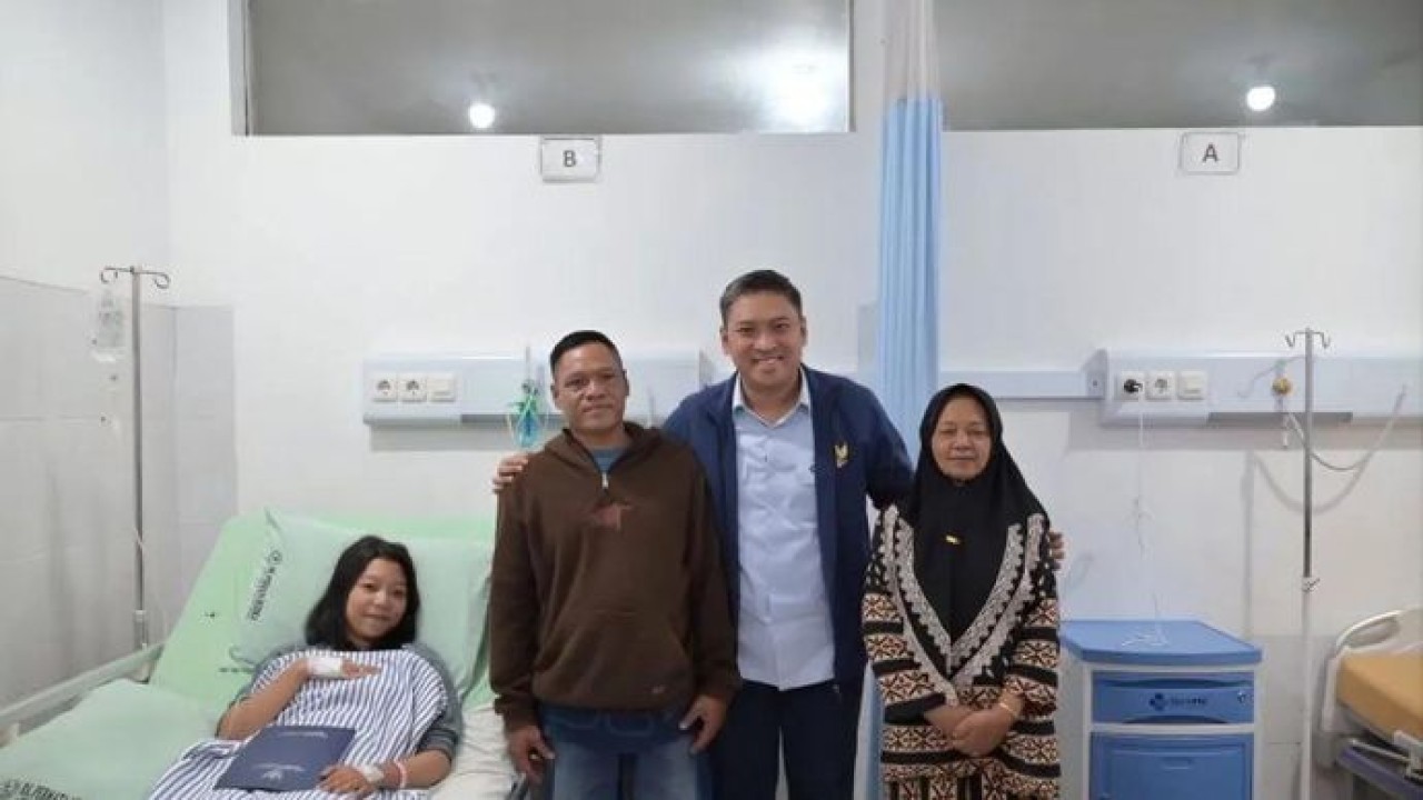 Kepala BGN Sudaryono (dua dari kanan) saat menjenguk korban dugaan insiden keamanan pangan yang menimpa ratusan siswa SMK Negeri 6 Semarang di sejumlah rumah sakit di Kota Semarang, Sabtu, 1 Agustus 2026 (Antara)