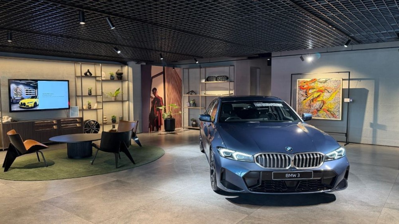 BMW Astra berkolaborasi dengan Teh Villa Gallery melalui program "The Art of Joy: Celebrating Indonesia Through Art" di BMW Astra Cilandak, Jakarta Selatan, dan BMW Astra Serpong. (Foto: Dok/Istimewa)