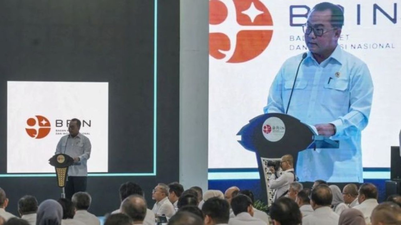 Kepala Badan Riset dan Inovasi Nasional (BRIN) Arif Satria memberikan laporan pelaksanaan saat menggelar hasil riset dan inovasi dari BRIN di halaman Istana Negara, Jakarta, Kamis (6/8/2026). Presiden Prabowo Subianto mengundang lebih dari 150 periset dan peneliti dari berbagai daerah di Indonesia untuk memamerkan dan menjelaskan secara langsung hasil riset dan inovasi yang mendukung program-program prioritas pemerintahan seperti tanggul laut raksasa (giant sea wall), Makan Bergizi Gratis (MBG), Sekolah Rakyat (SR), Gentengisasi, pengolahan sampah, dan program-program lainnya seperti kemandirian energi, ketahanan pangan, pertahanan dan keamanan, serta program tiga juta rumah. (Antara)