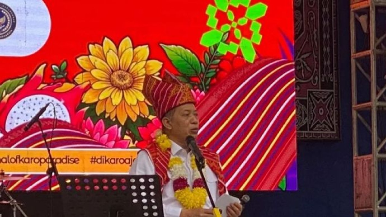 Menteri Koperasi (Menkop) Ferry Juliantono saat membuka Festival Bunga dan Buah Karo 2026, di Taman Mejuah-juah, Berastagi, Kabupaten Karo, Sumut, Kamis (30/7/2026). Dalam kesempatan itu Menkop menyatakan komitmen pemerintah pusat untuk mendorong Festival Bunga dan Buah yang berkembang menjadi agenda bertaraf internasional. (Antara)