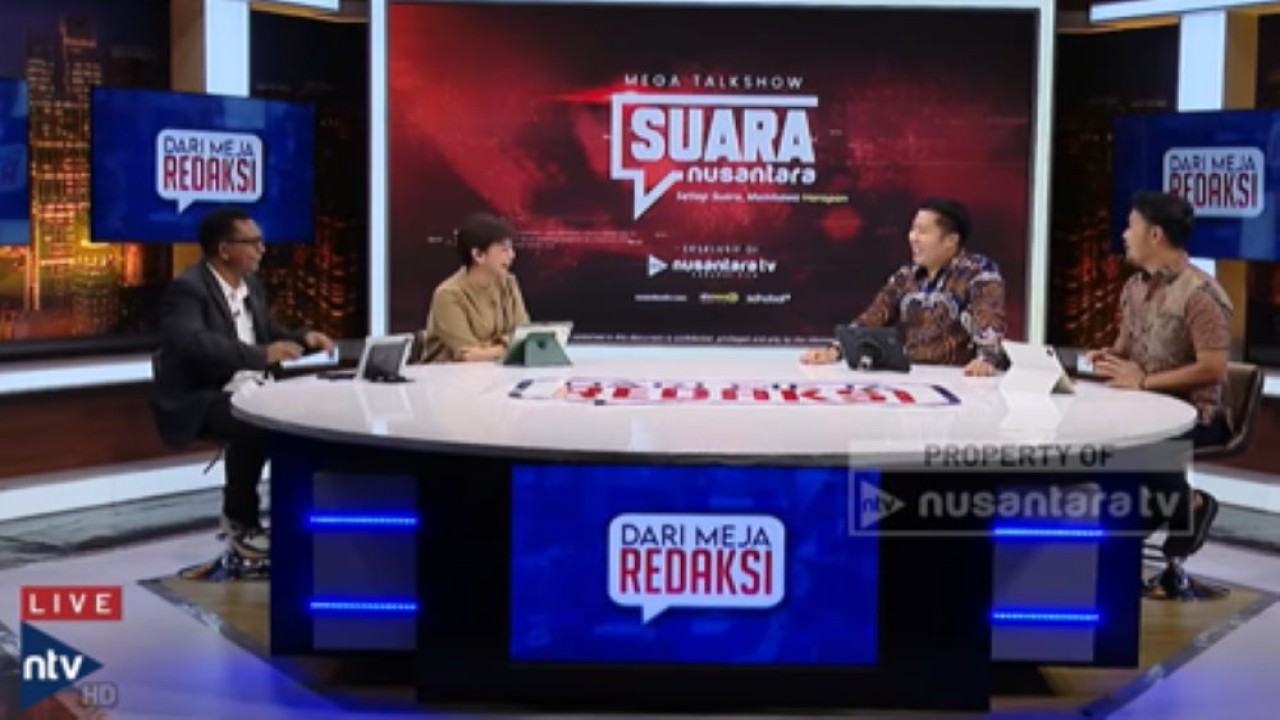 Dirut Nusantara TV Randy Tampubolon (dua kanan) bersama host Chakry Miller, Manager News Production Nusantara TV, Robert Parus dan Manager Digital Nusantara TV Royandi Hutasoit dalam program DARI MEJA REDAKSI.