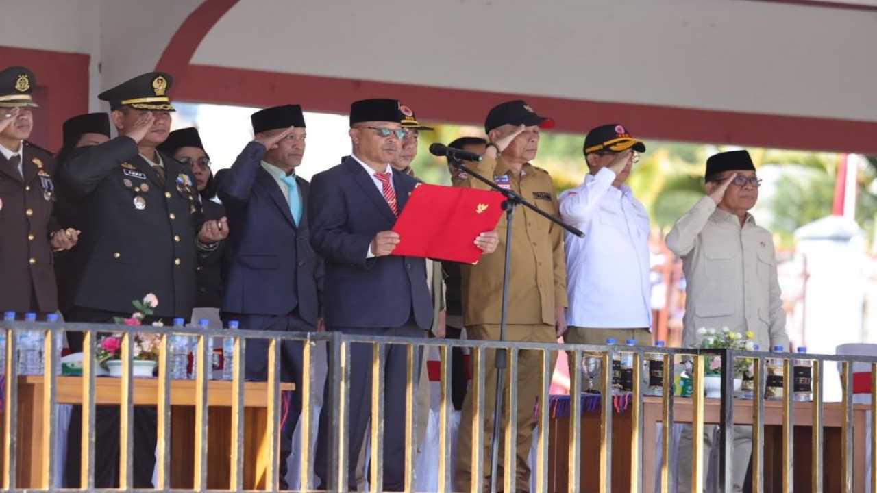 Menteri Koordinator Bidang Pembangunan Manusia dan Kebudayaan (Menko PMK) Pratikno (kanan) dan Kepala Badan Nasional Penanggulangan Bencana (BNPB) Suharyanto memperingati HUT ke-81 RI di lokasi bencana gempa Nusa Tenggara Timur, Senin (17/8/2026). (Foto: Dok/Istimewa/Bakom RI)