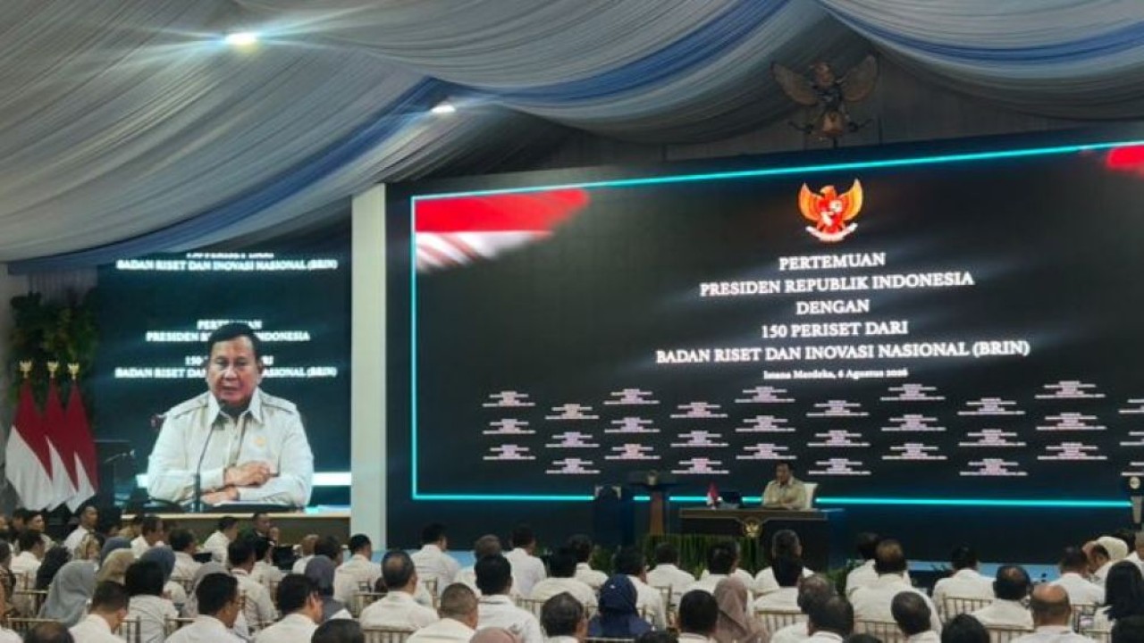 Presiden Prabowo Subianto menyampaikan taklimat dalam pertemuan dengan sekitar 150 peneliti Badan Riset dan Inovasi Nasional (BRIN) di halaman Istana Kepresidenan. (Foto: NTVnews)