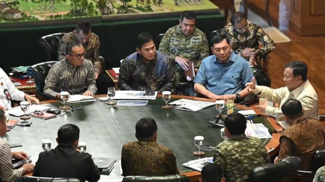 Presiden Prabowo Subianto menggelar rapat bersama Panglima TNI Jenderal Agus Subiyanto dan para kepala staf angkatan untuk membahas sejumlah persoalan strategis. (Foto: Istimewa)
