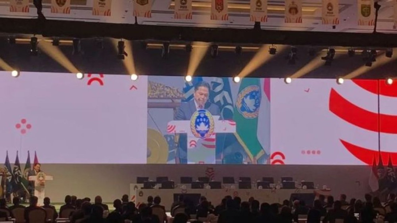 Ketua Umum PSSI Erick Thohir membacakan pidato Presiden Republik Indonesia Prabowo Subianto pada pembukaan Kongres Biasa PSSI 2026 di Jakarta, Senin (3/8/2026). (Foto: Antara)