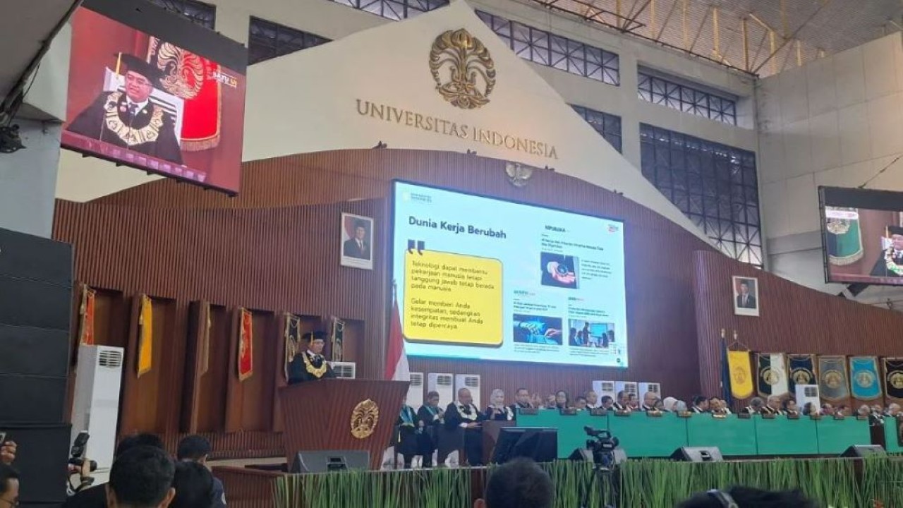 Rektor Universitas Indonesia Prof. Heri Hermansyah ketika memberi sambutan wisuda di Balai Sidang UI Depok, Jumat. ANTARA/Feru Lantara