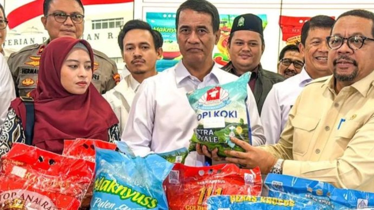 Menteri Pertanian sekaligus Kepala Badan Pangan Nasional (Bapakas) Andi Amran Sulaiman (tengah), Kepala Badan Komunikasi Pemerintah (Bakom) Muhammad Qodari (kanan), dan pihak terkait lainnya dalam ekspos hasil pemeriksaan dan temuan beras fortifikasi di Kantor Pusat Kementerian Pertanian, Jakarta, Selasa (15/9/2026). (Antara)