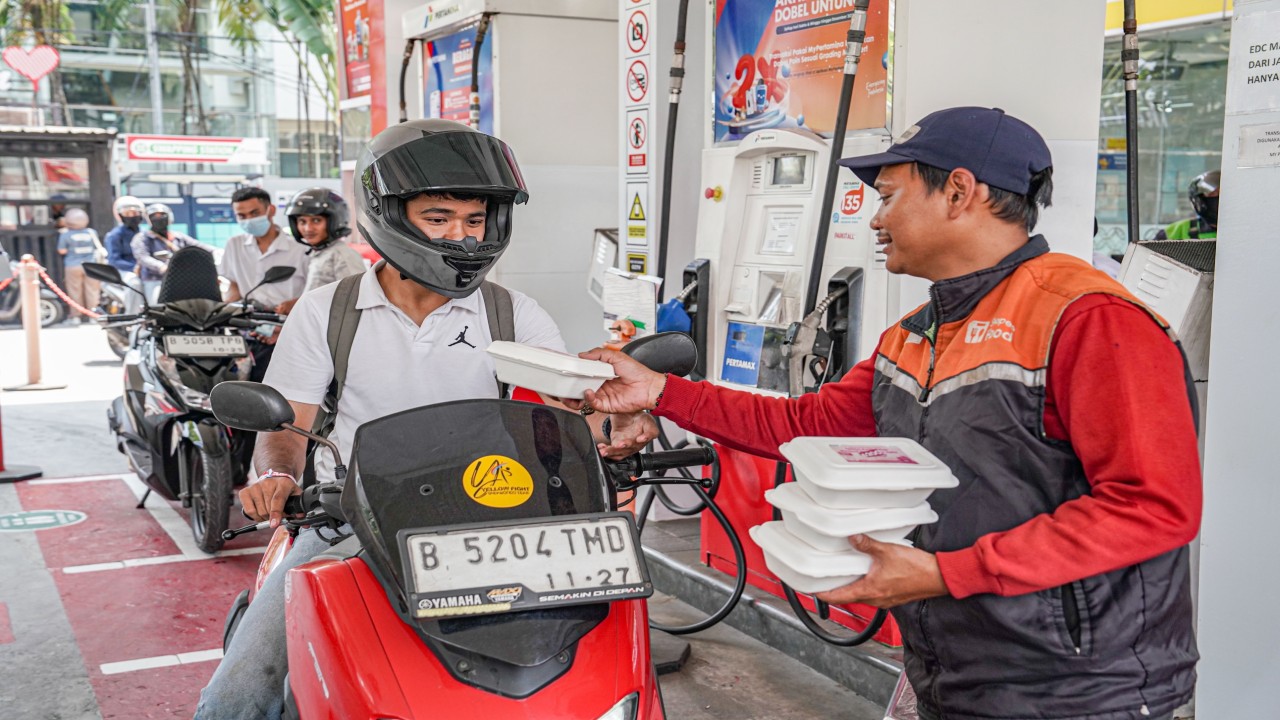 PT Pertamina Patra Niaga merayakan Hari Pelanggan Nasional 2026 dengan berbagi 8.100 porsi Ayam Kecap Rempah Nusantara kepada pelanggan dan masyarakat. (Istimewa)