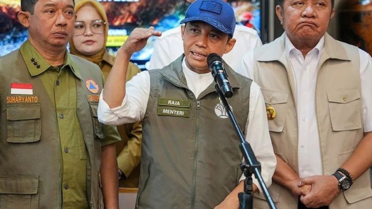 Menteri Kehutanan (Menhut) Raja Juli Antoni usai Rakor Penanganan Karhutla, di Palembang, Sumatera Selatan (Antara)