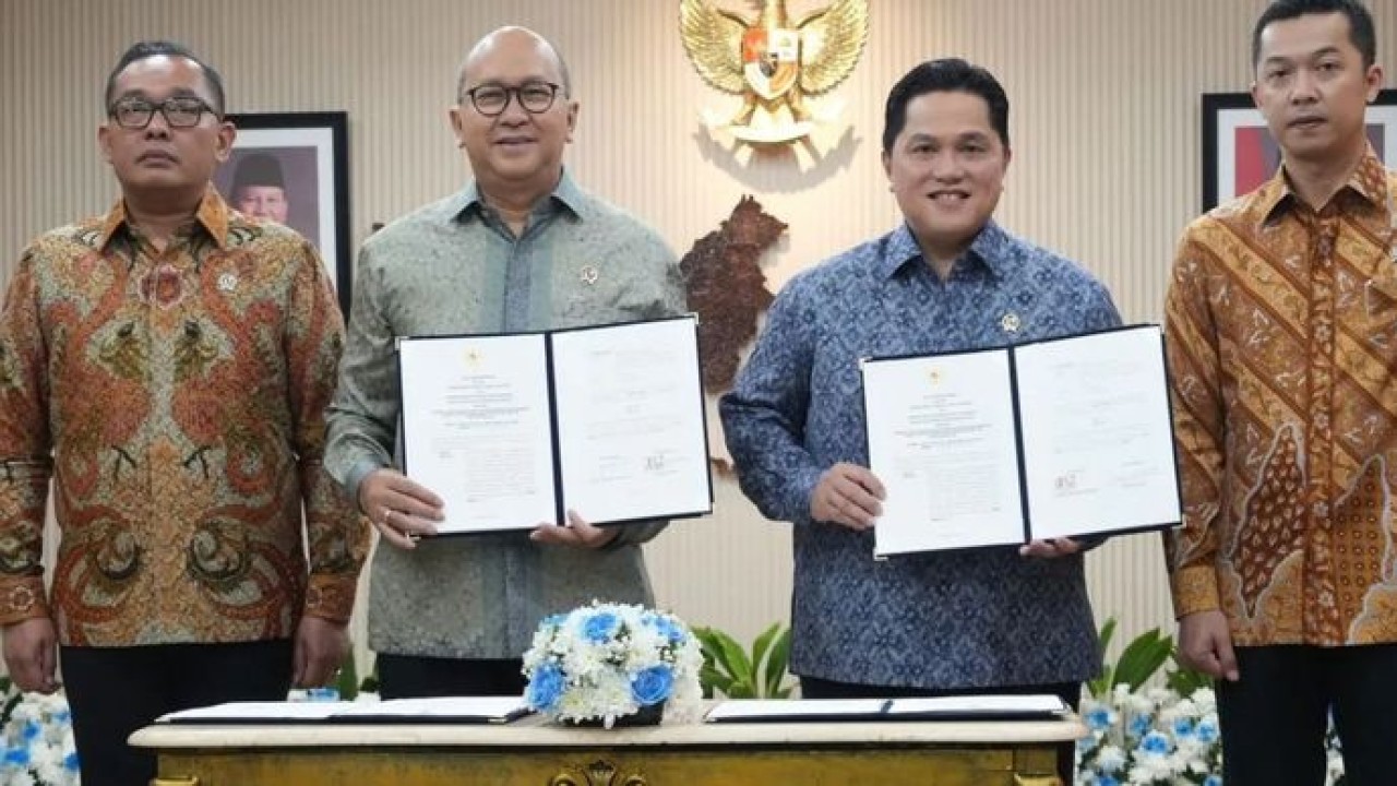 Menteri Investasi dan Hilirisasi/Kepala Badan Koordinasi Penanaman Modal (BKPM) Rosan Perkasa Roeslani (kedua kiri) bersama Menteri Pemuda dan Olahraga Erick Thohir (kedua kanan) menandatangani Nota Kesepahaman tentang Sinergi Penyelenggaraan Perizinan Berusaha Berbasis Risiko dan Pengembangan Investasi Sektor Keolahragaan di Jakarta, Jumat (28/8/2026) (Antara)