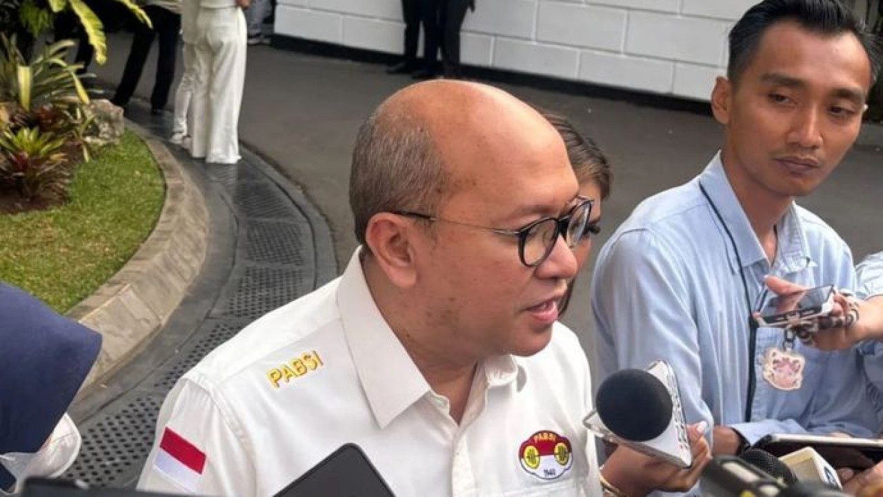 Ketua Umum Pengurus Besar Persatuan Angkat Besi Indonesia (PB PABSI) Rosan Roeslani memberikan keterangan media di Kompleks Istana Kepresidenan, Jakarta, Rabu (9/9/2026). (Antara)